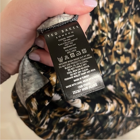 NWT Ted Baker Jilliee Camo Printed V Neck Tee - Picture 2 of 7